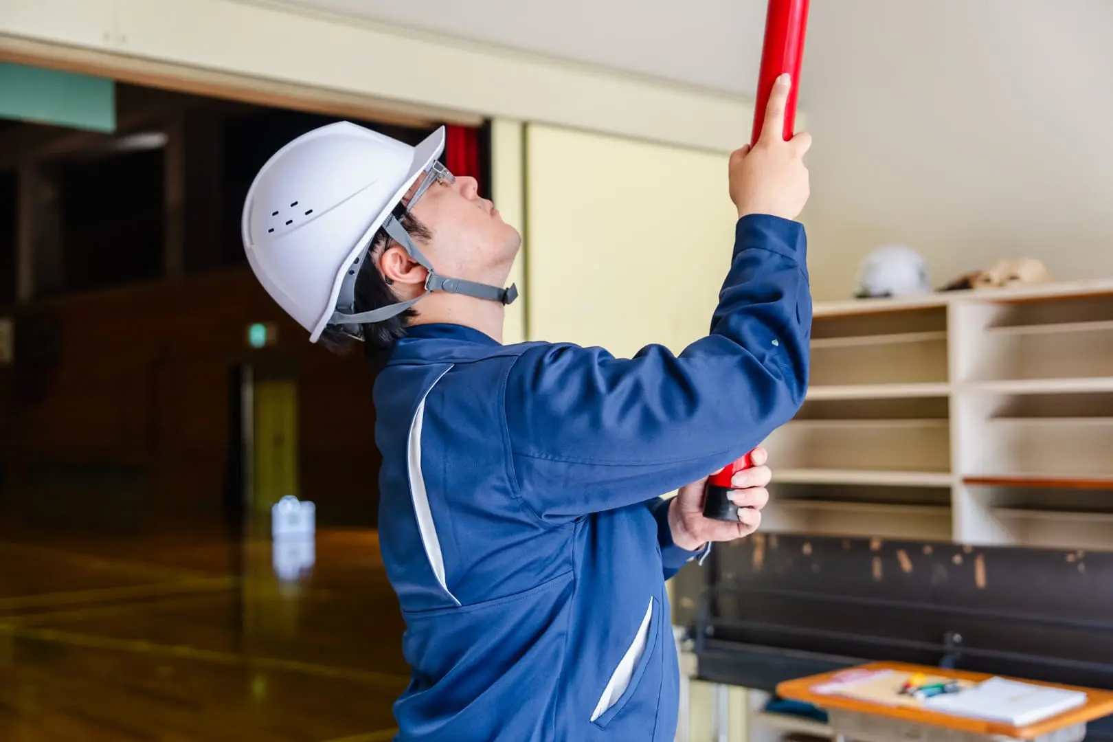 消防設備の点検作業を行う現場の様子