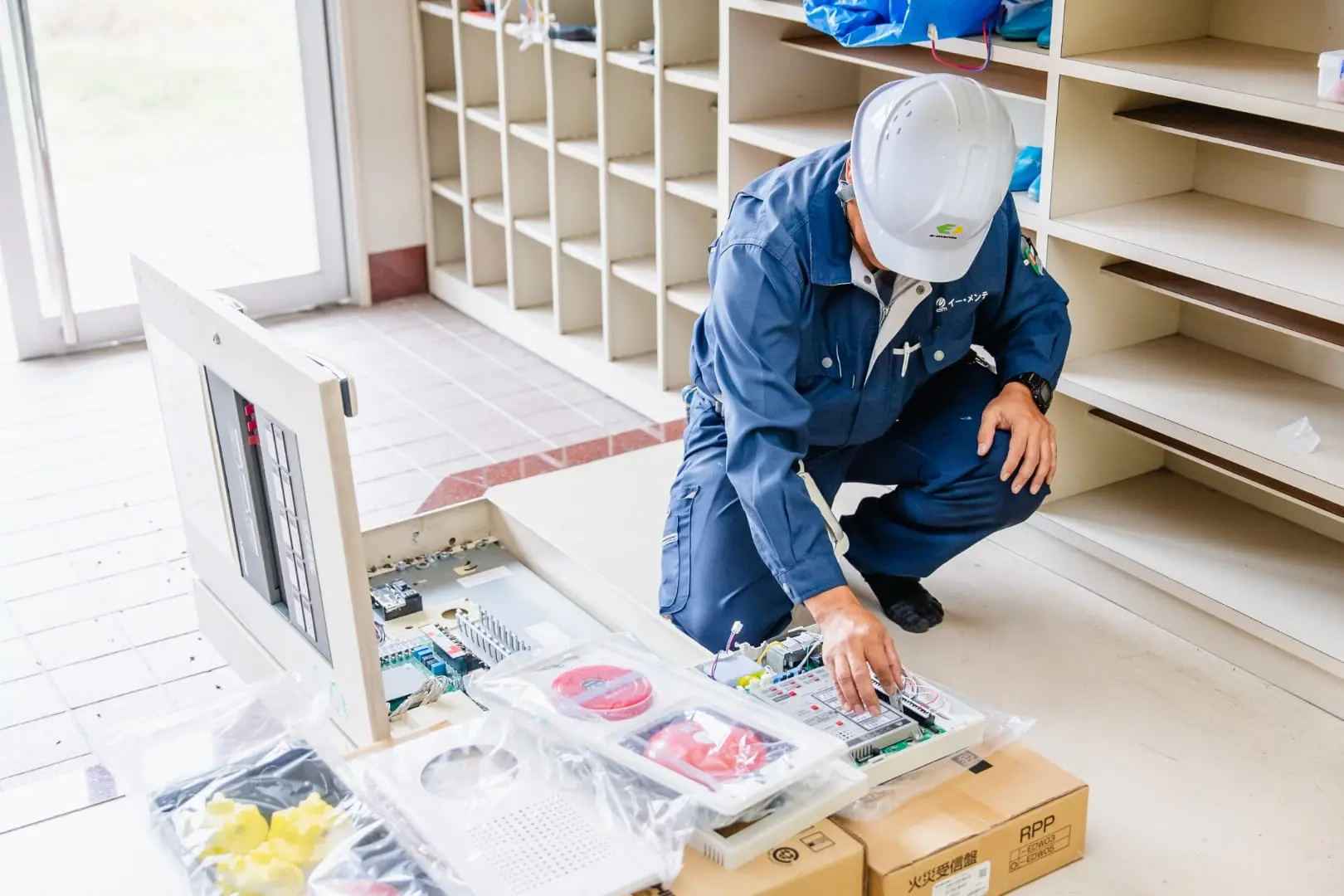 設備周辺で点検を行う作業員の様子