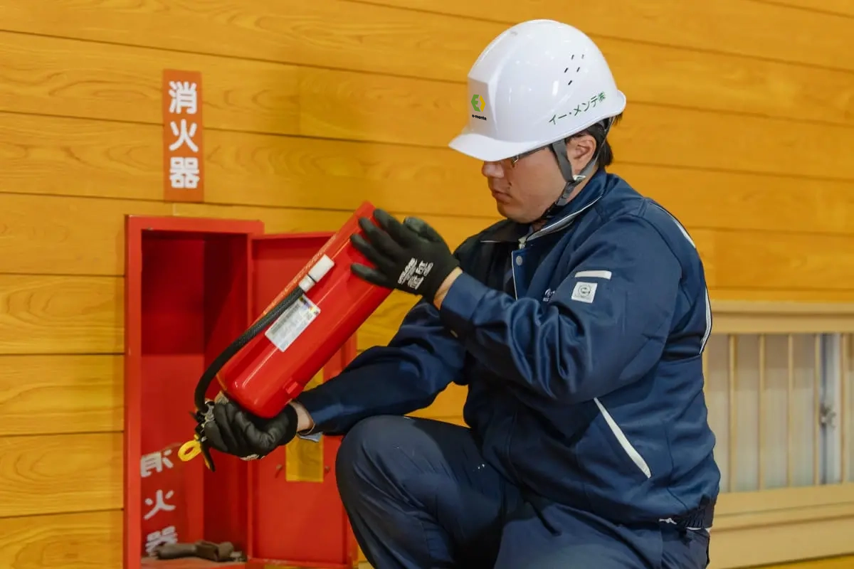 消防設備の点検作業を行う作業員の様子