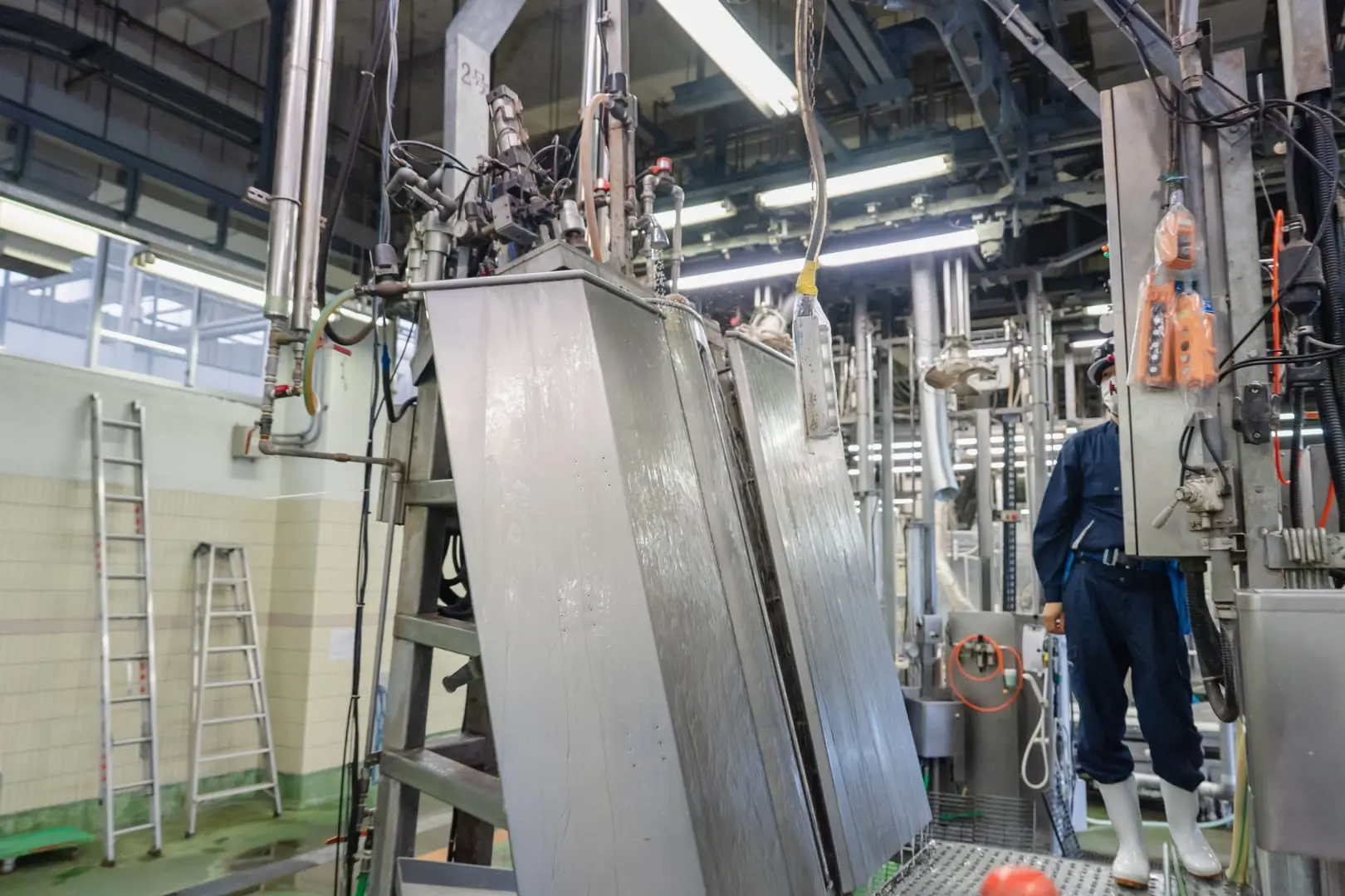 大型設備が並ぶ工場内の作業エリアの様子