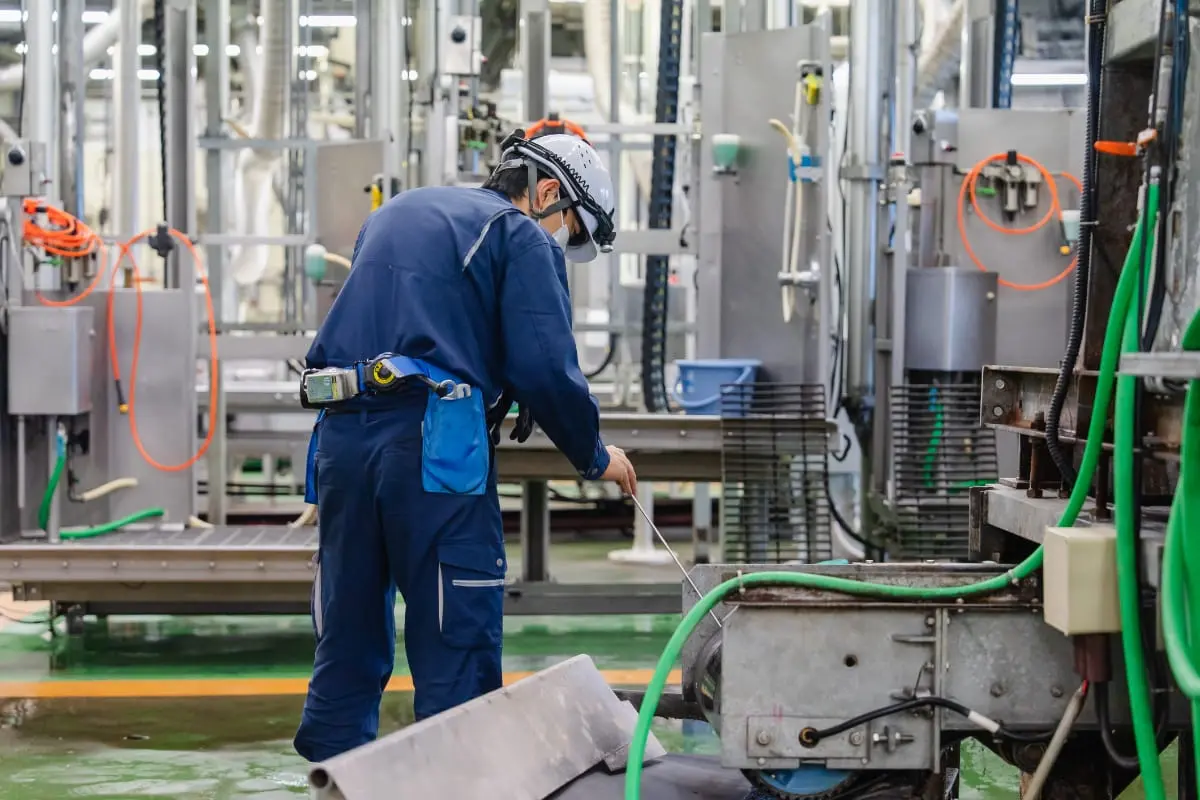 工場内で設備点検を行う作業員の様子