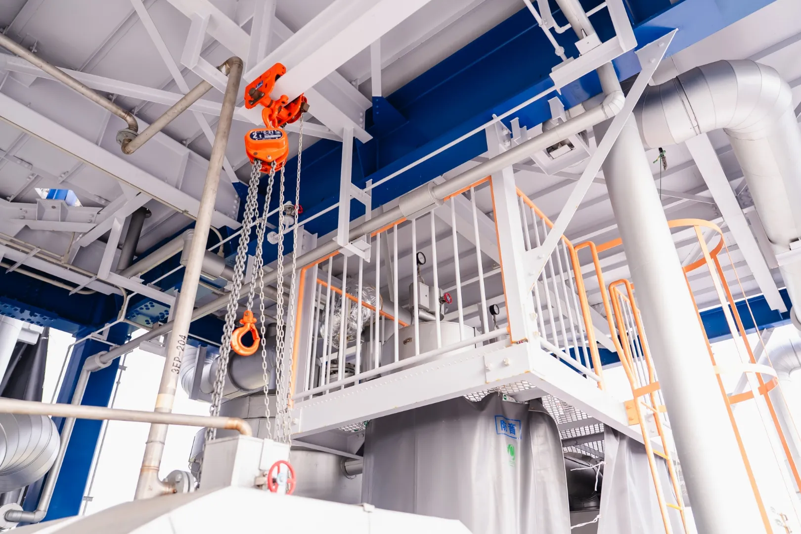 工場内の天井クレーンと作業用通路が設置されたプラント設備の構造