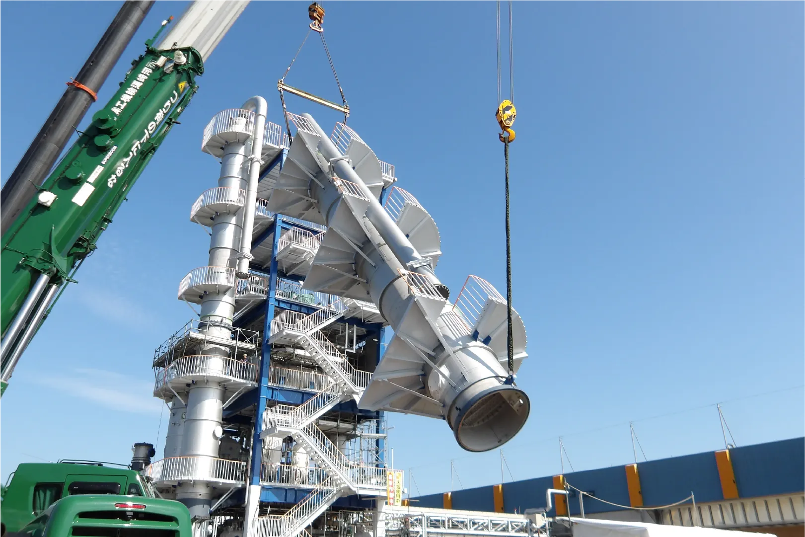 階段をクレーン車を使用して設置している様子