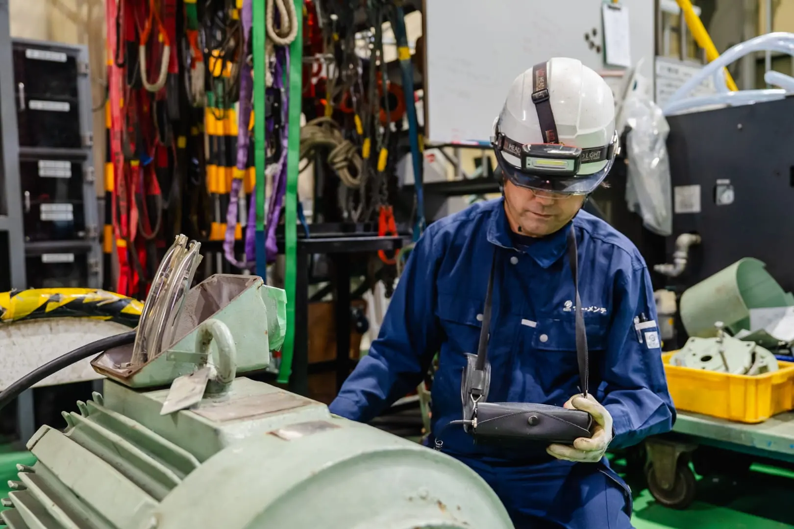 大型タンクと配管が並ぶプラント設備内部の様子