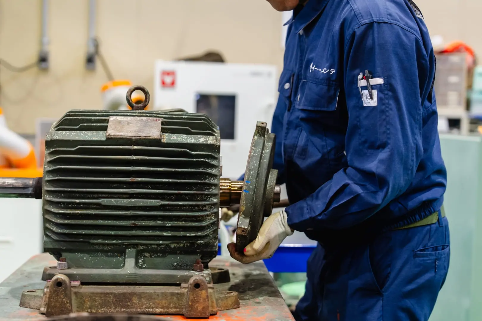 工場内の天井クレーンと作業用通路が設置されたプラント設備の構造