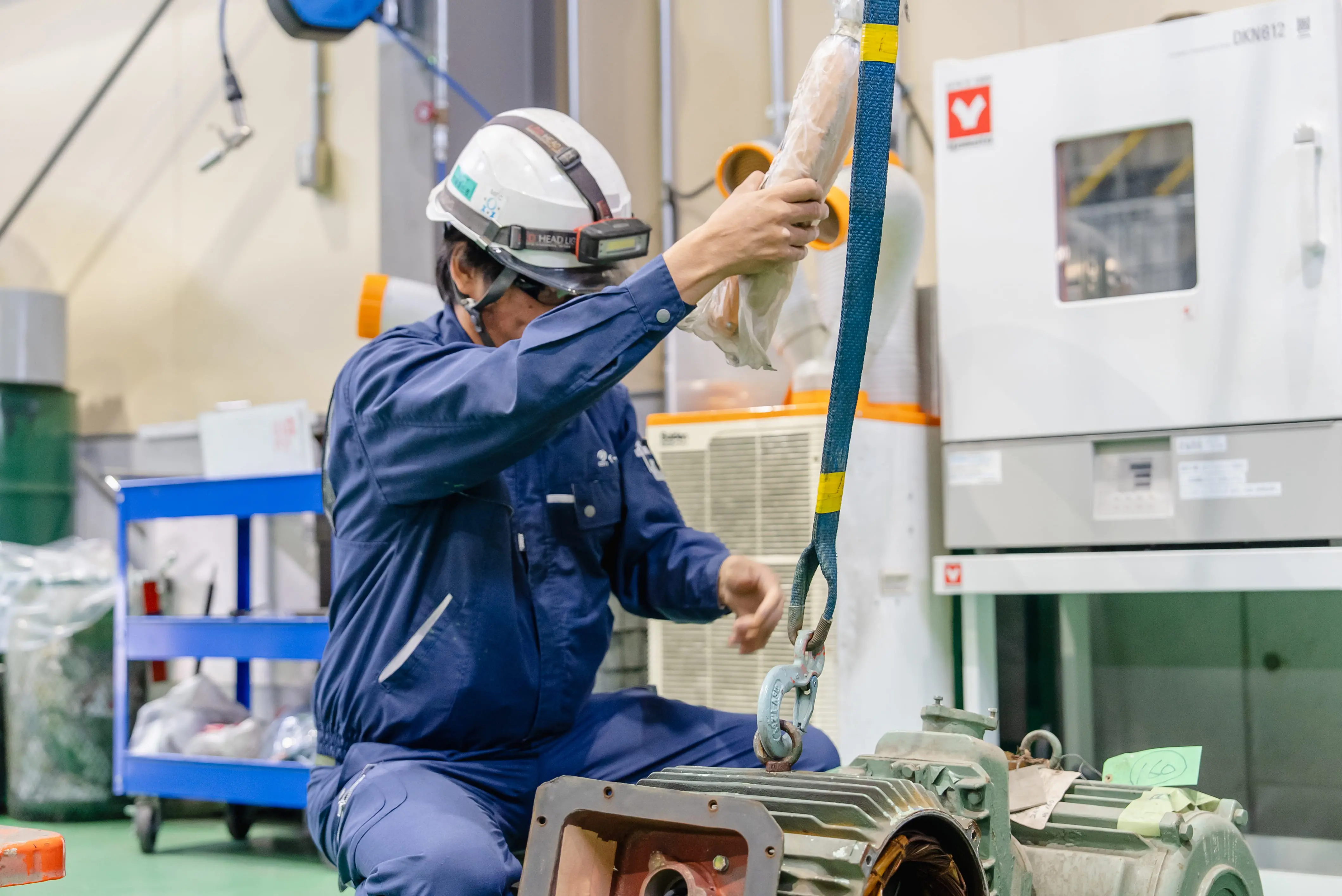 作業員が、メンテナンス作業を行っている場面