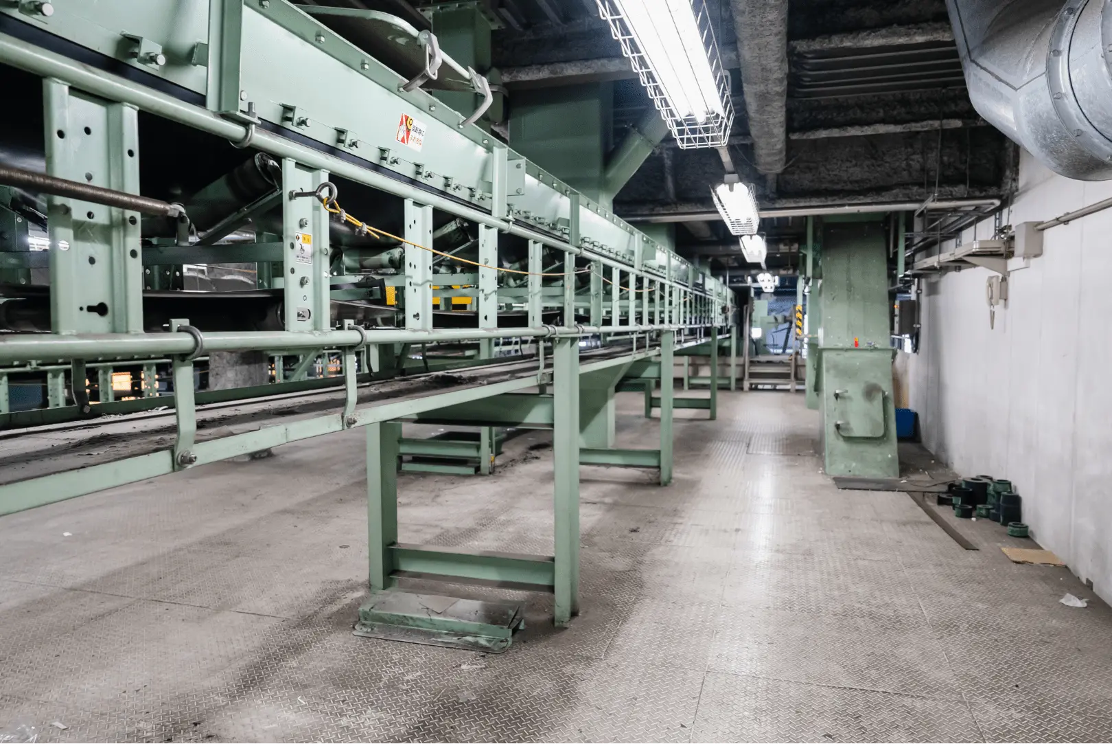 工場内に設置された長い水平型ベルトコンベアライン