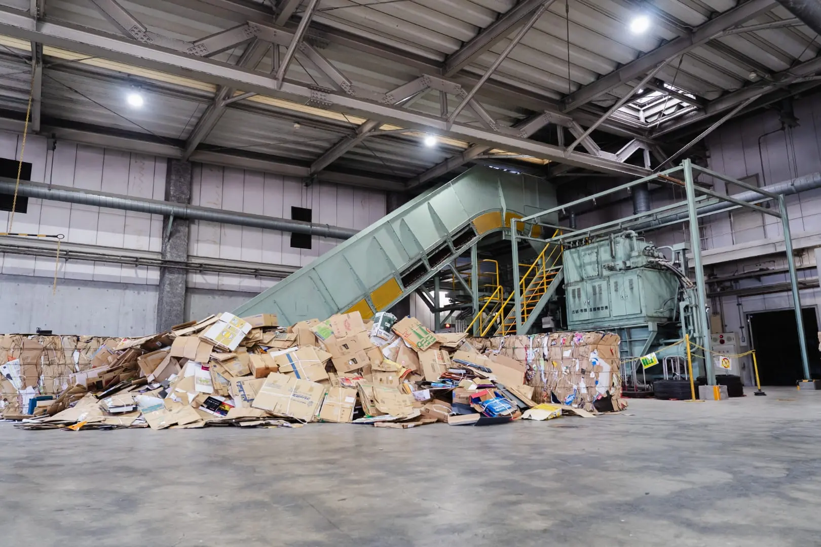 搬送設備と処理エリアが見える施設内の様子