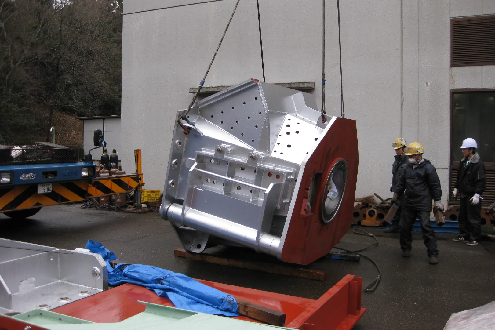 大型部品を運んでいる様子