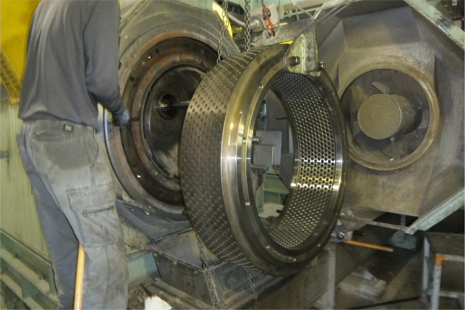 部品を取り替えている様子