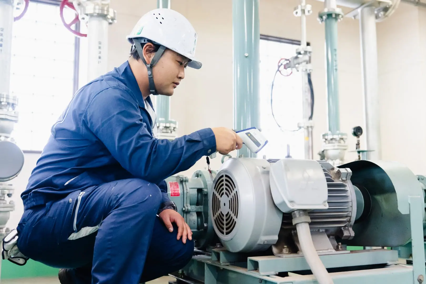 水処理設備の点検作業を行う現場の様子