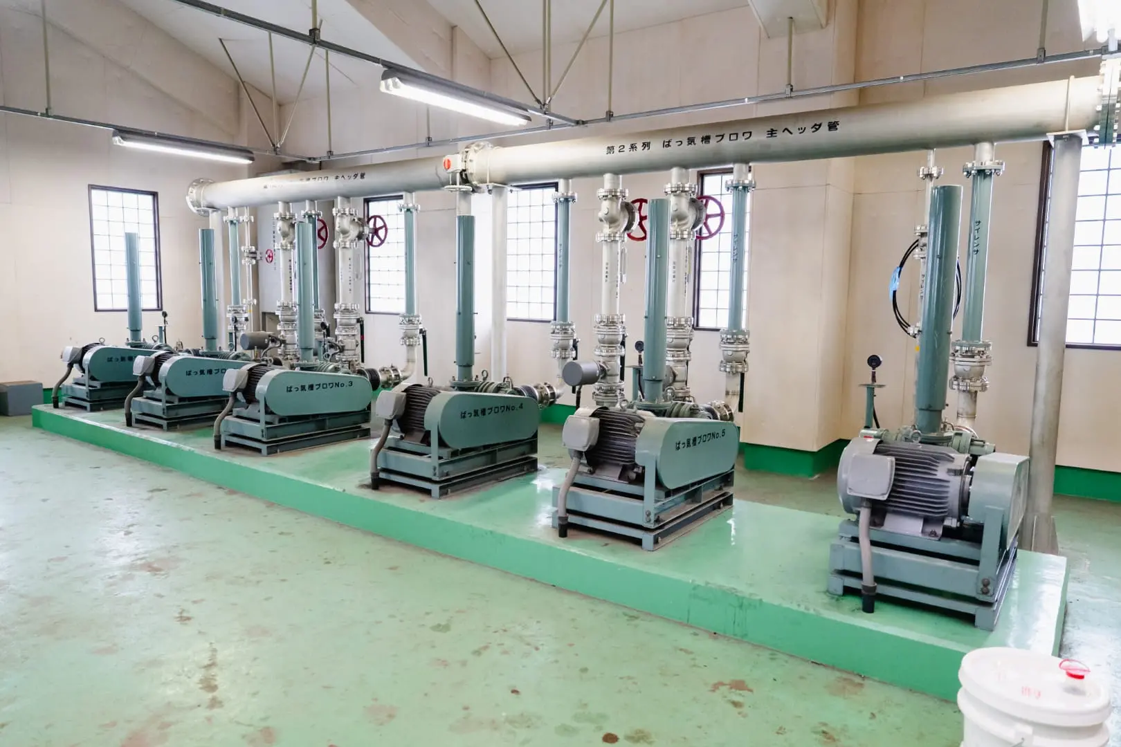 水処理施設内の機器が並ぶ設備エリアの様子