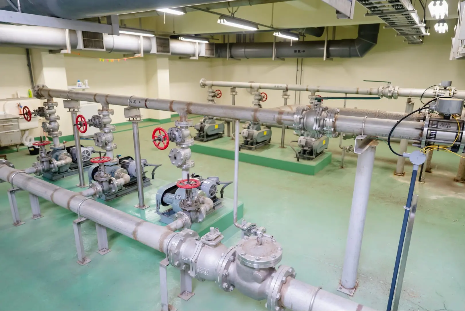 多数の配管とポンプが並ぶ給水設備
