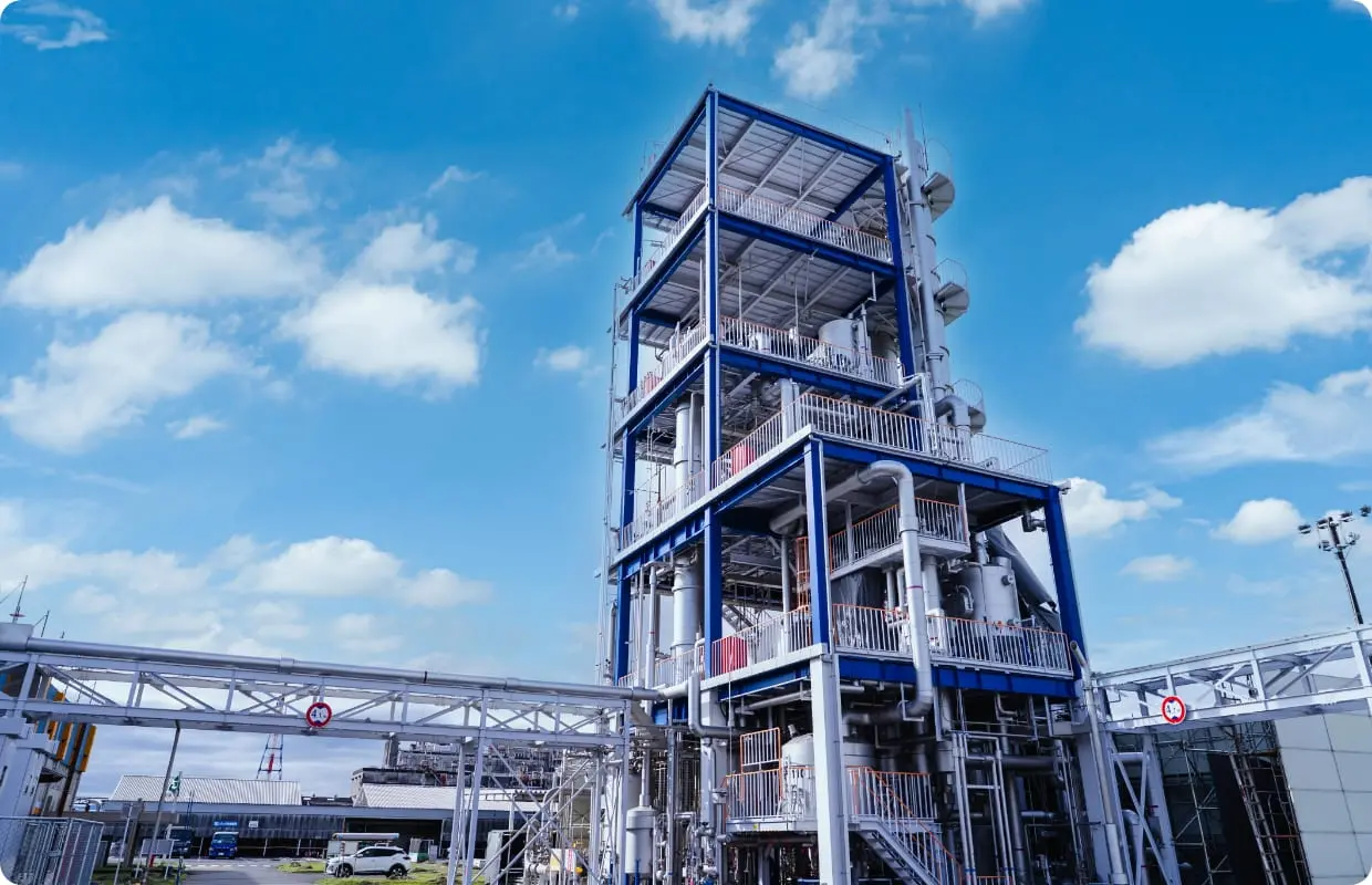 青空の下に建つプラント設備
