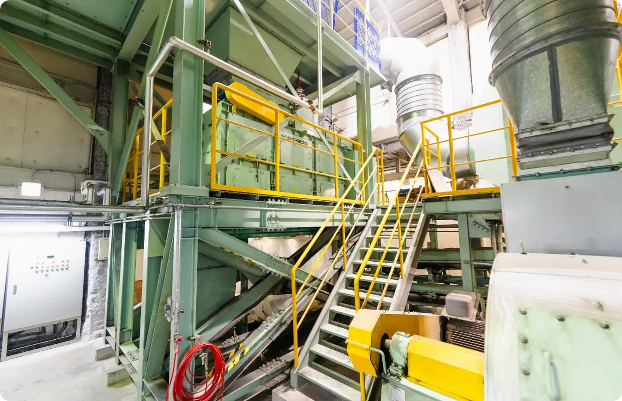 工場内の配管と作業通路