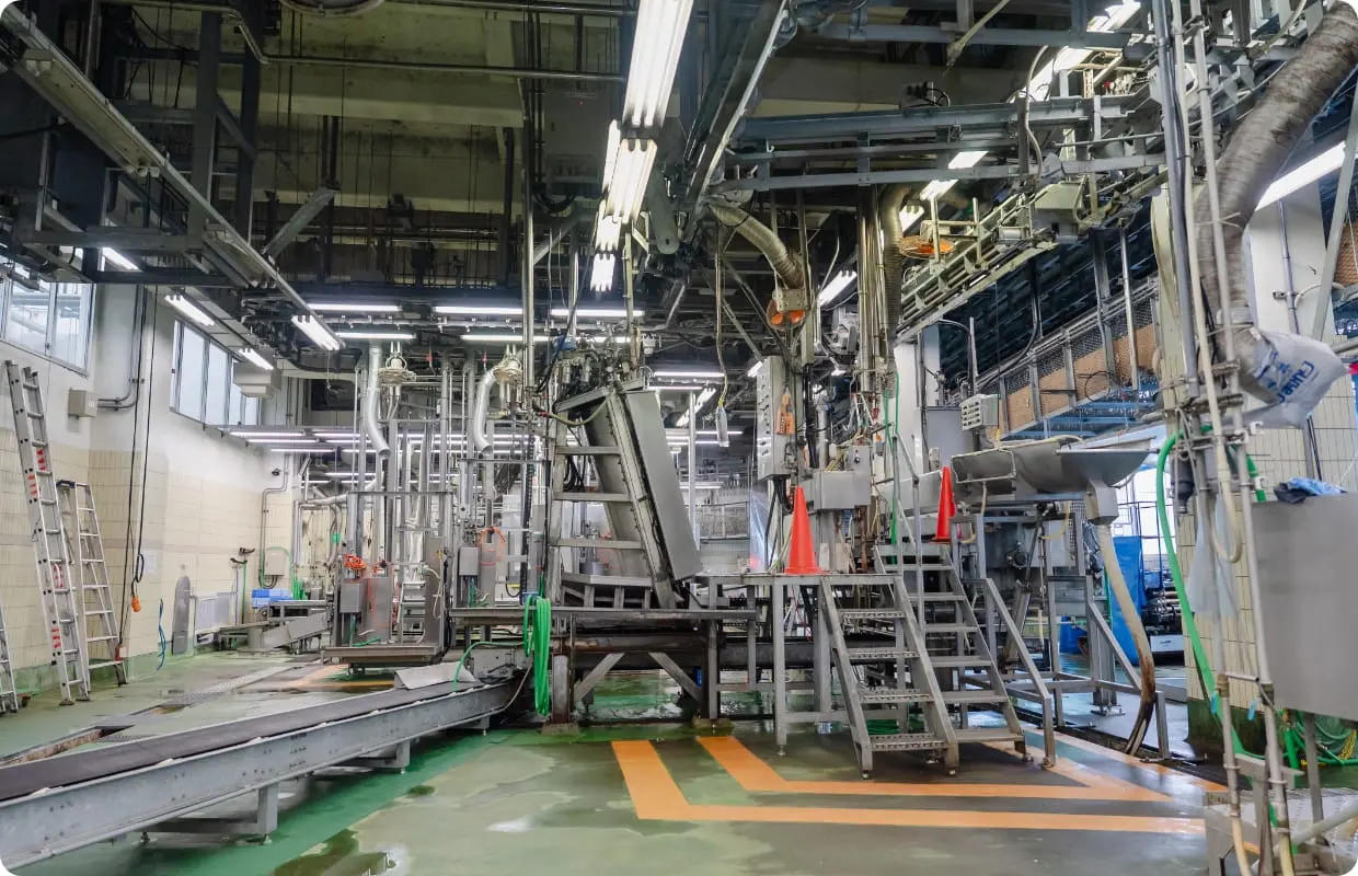 工場設備が並ぶ製造ラインの様子