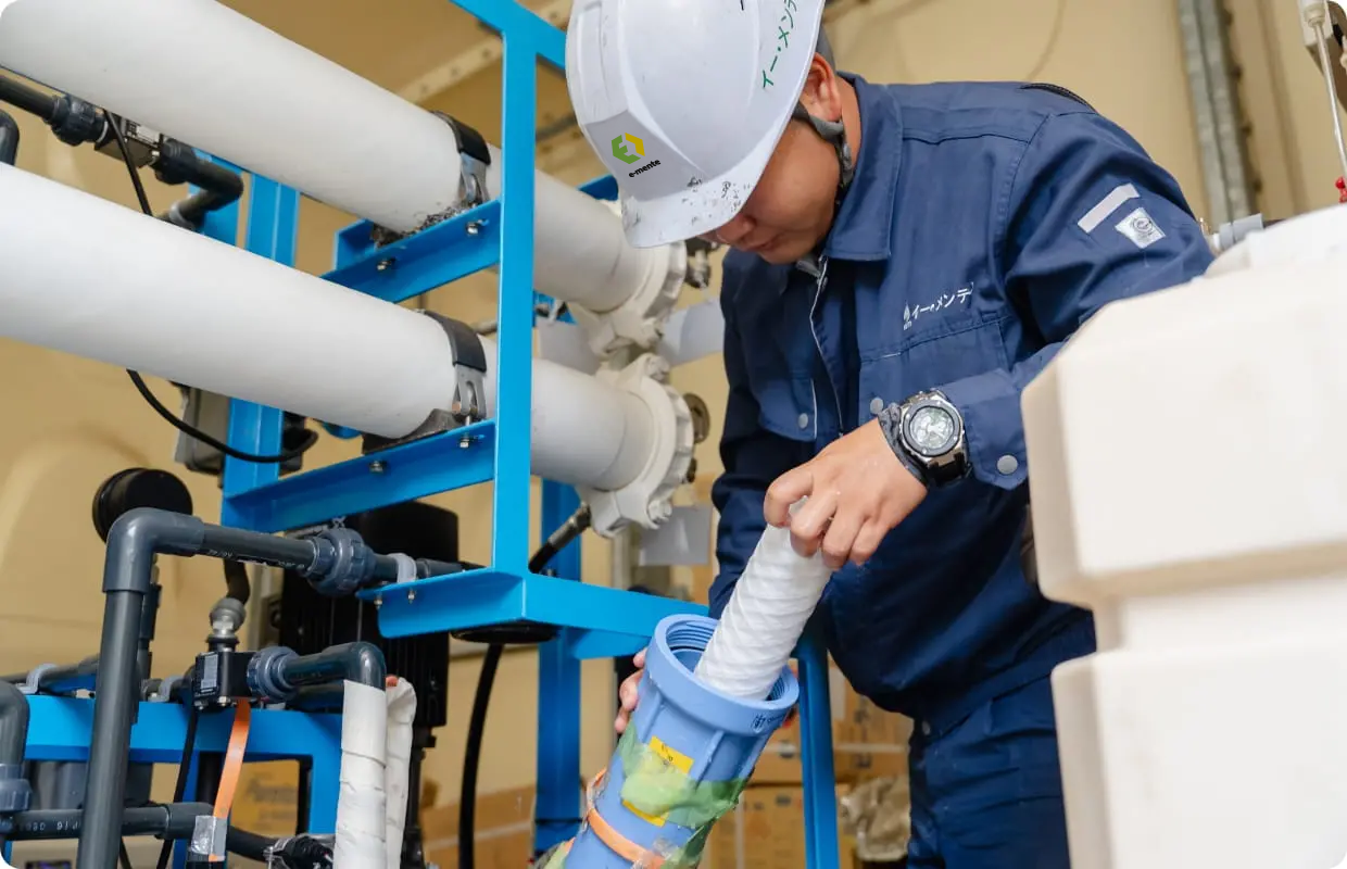 配管設備を点検する作業員