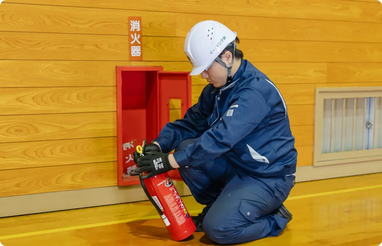 消火器の点検を行う作業員