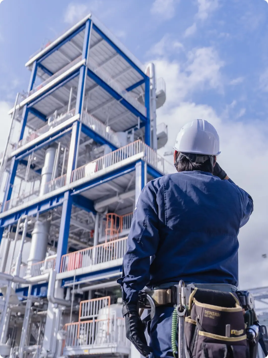 プラント設備と作業員の写真