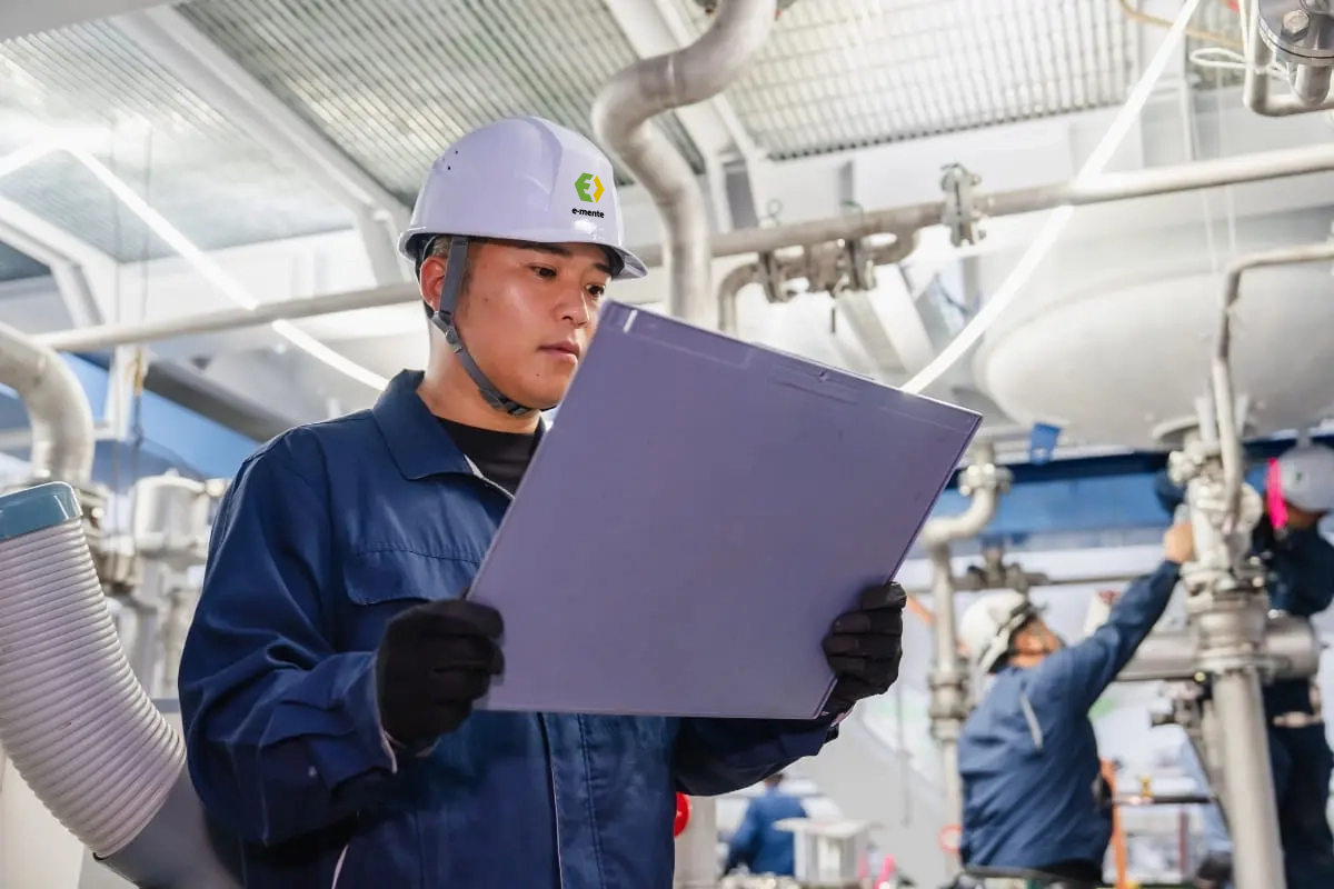 図面を確認している作業員