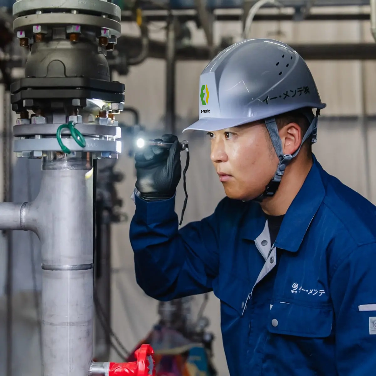 設備を確認している作業員