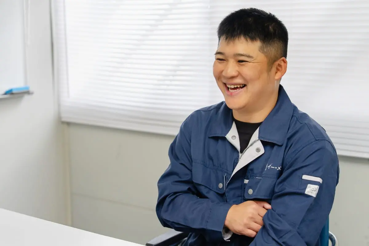 インタビューを受ける作業員