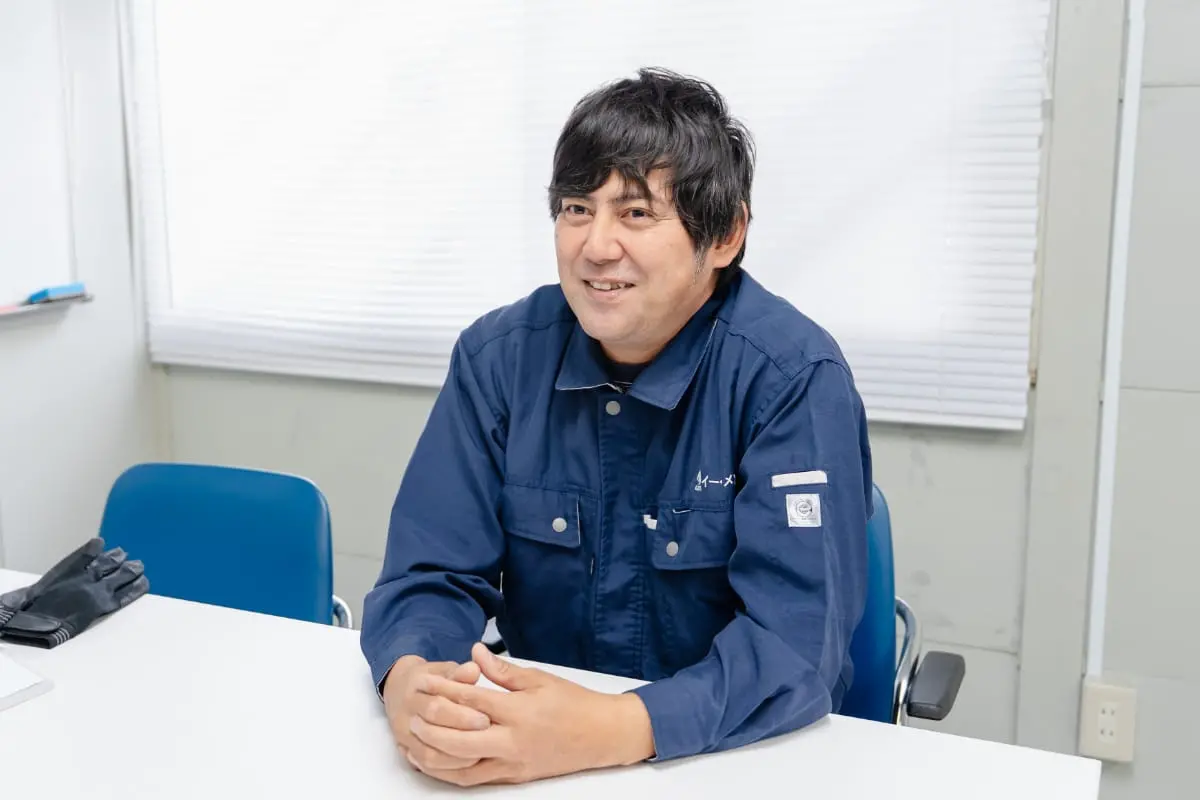 インタビューを受ける作業員