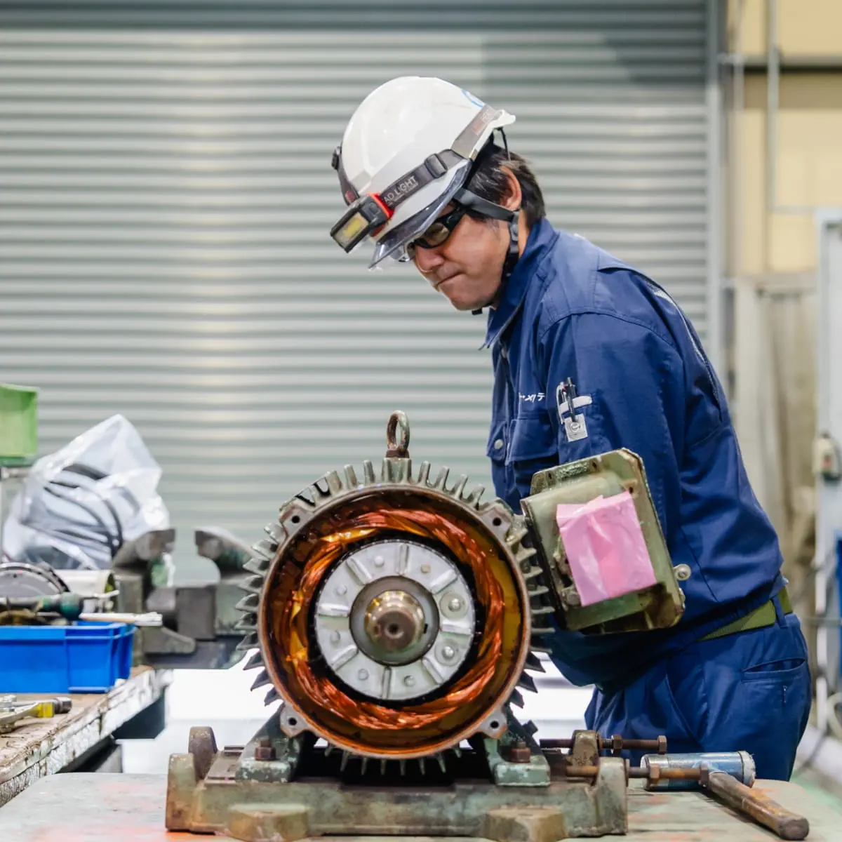 回転機器を確認している作業員