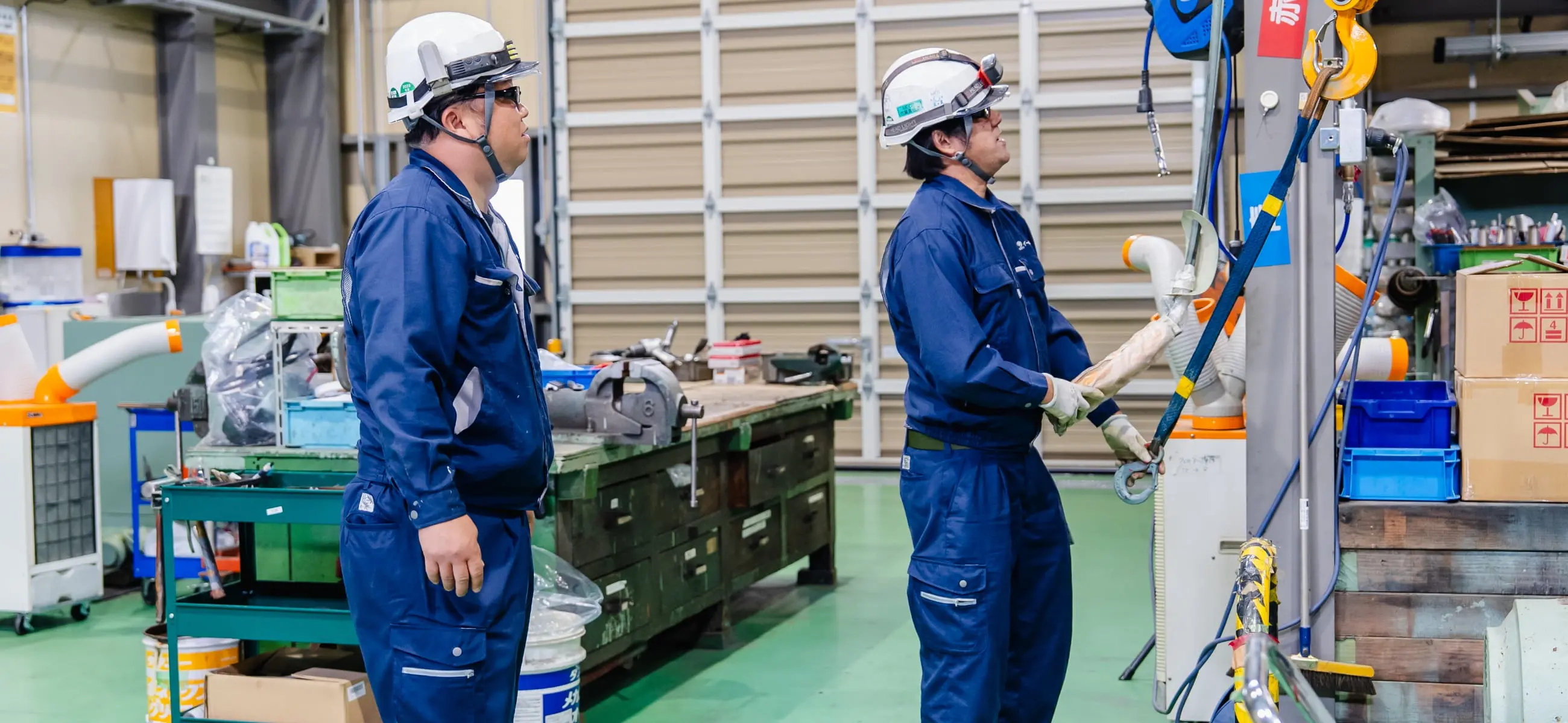 クレーン設備を確認しながら機械の操作や安全確認を行っている様子