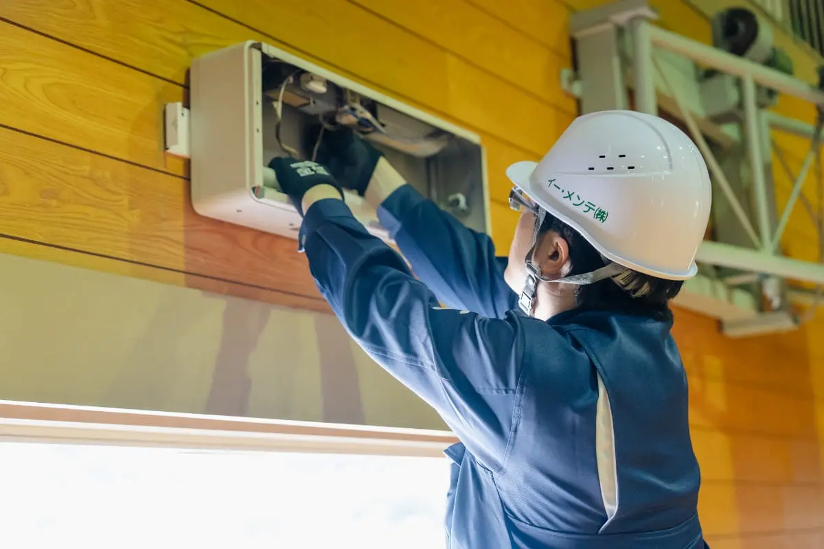 電気設備を点検している作業員