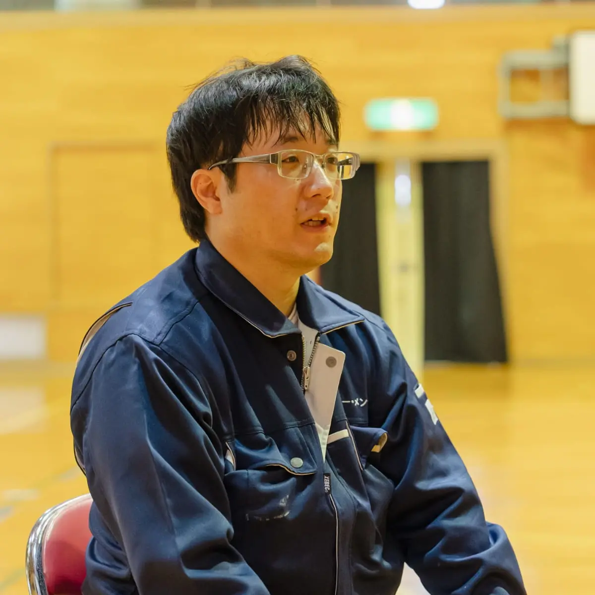 インタビューを受ける作業員