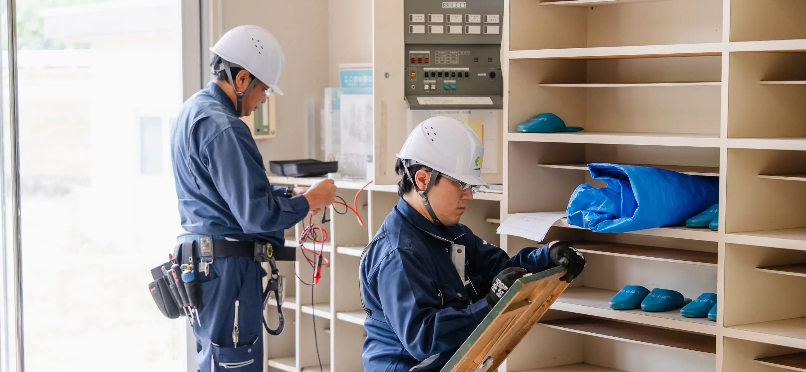 屋内で設備点検を行う作業員