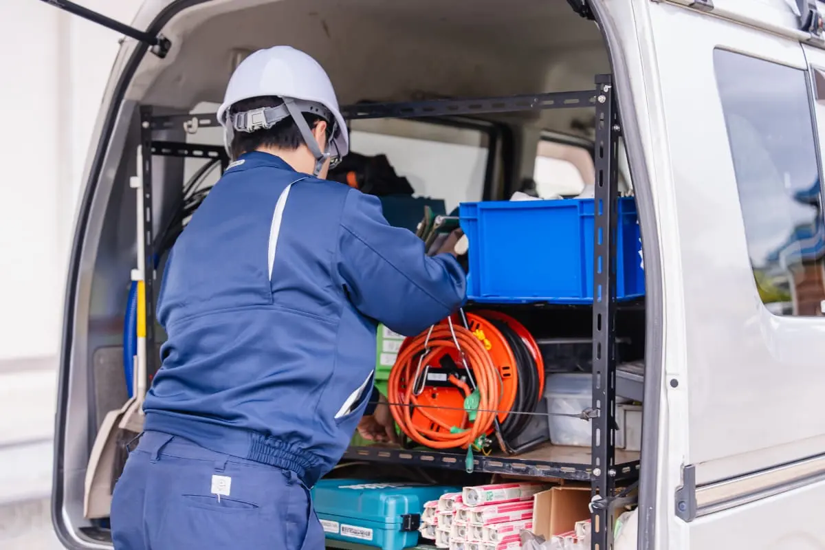 車両の荷台で機材を扱う作業員