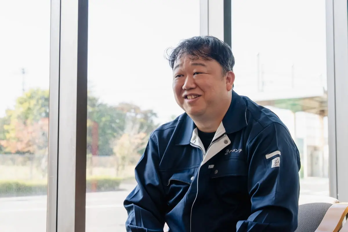 インタビューを受ける作業員