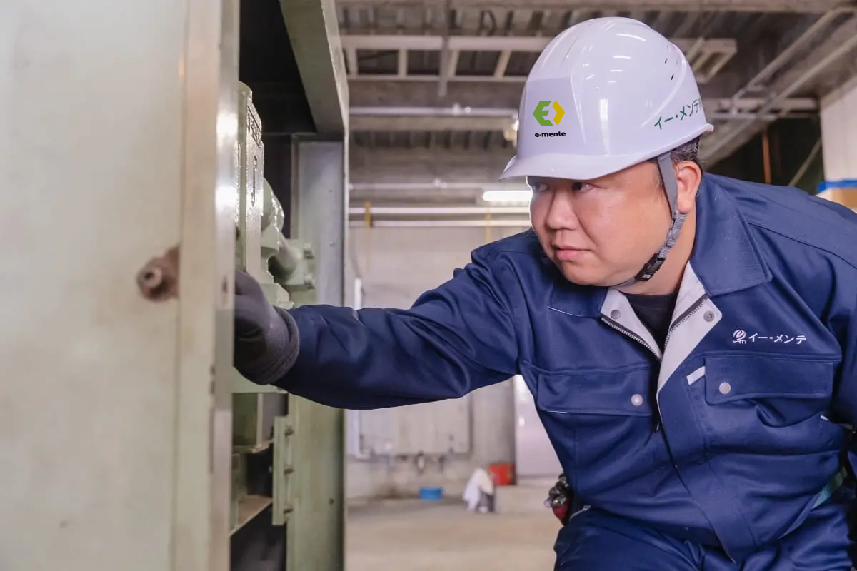 作業現場で点検を行う作業員