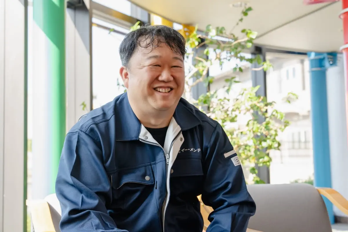 インタビューを受ける作業員