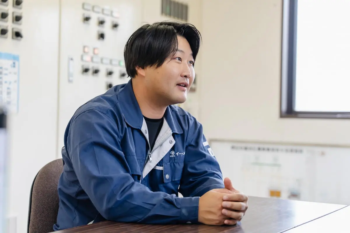 インタビューを受ける作業員