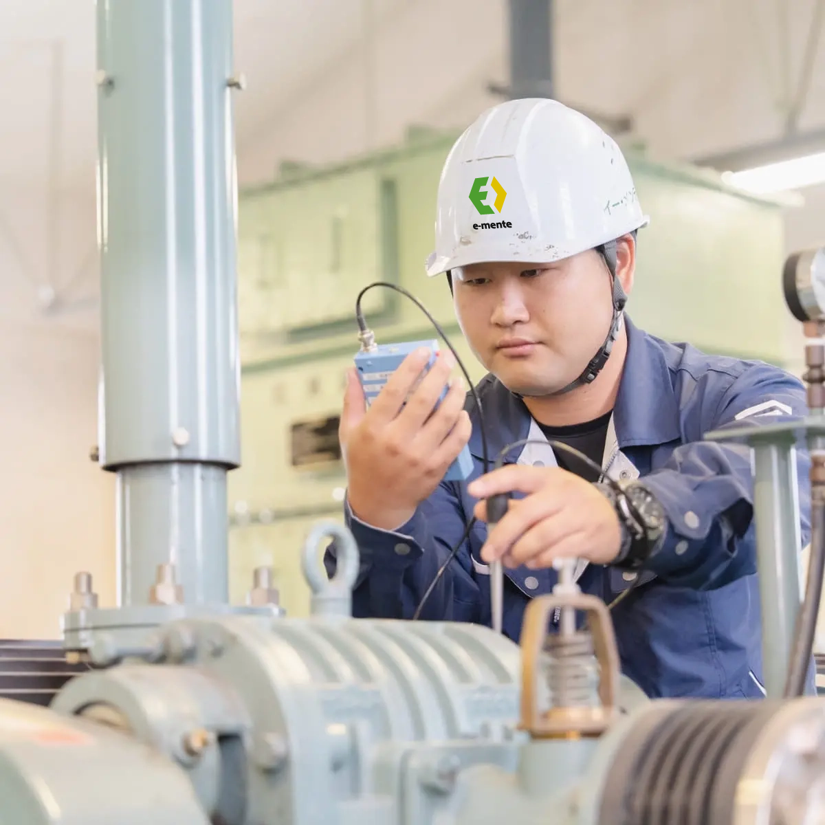 電気設備を点検している作業員