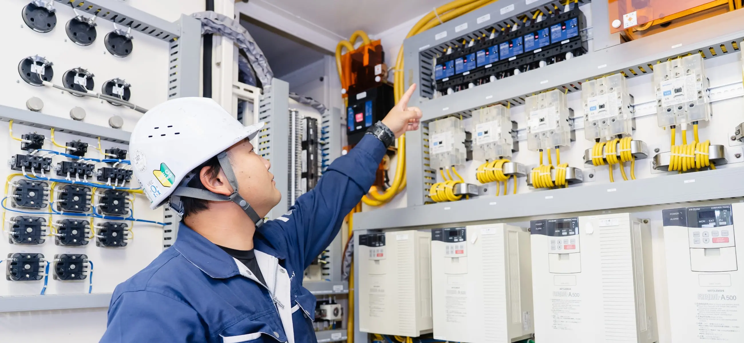 ブレーカーを指差し確認している作業員