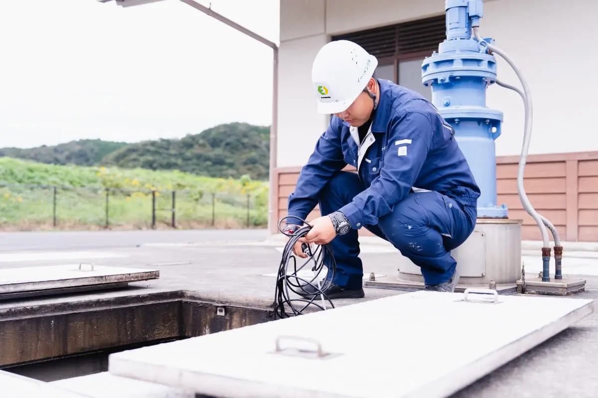 現場で作業を行う作業員