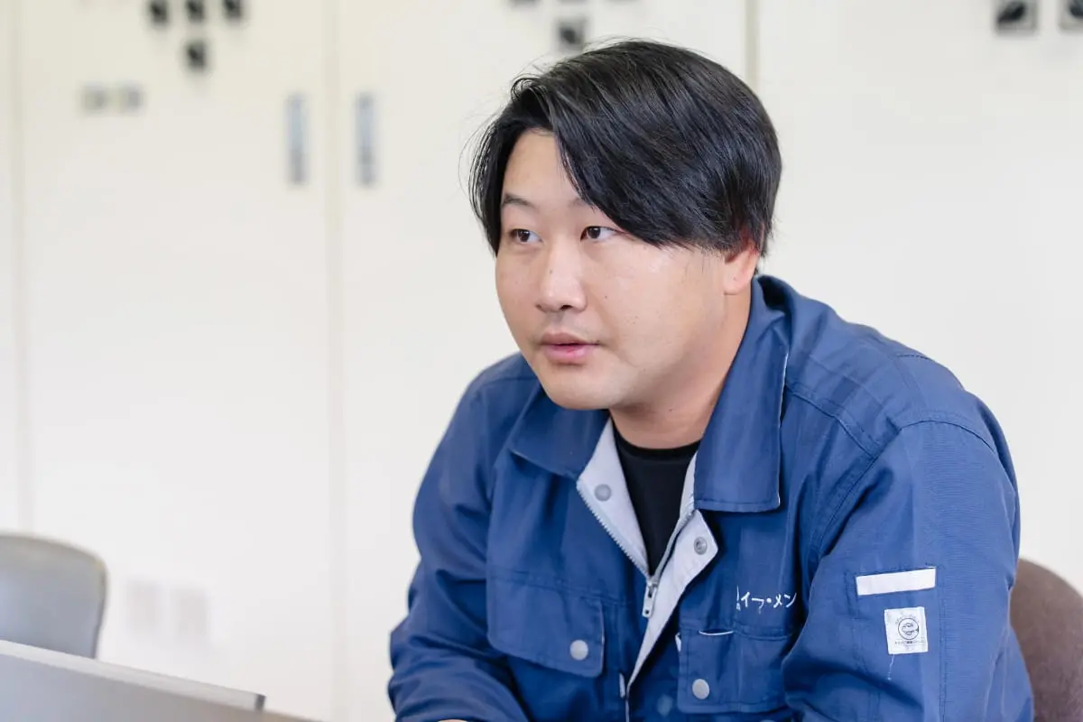 インタビューを受ける作業員