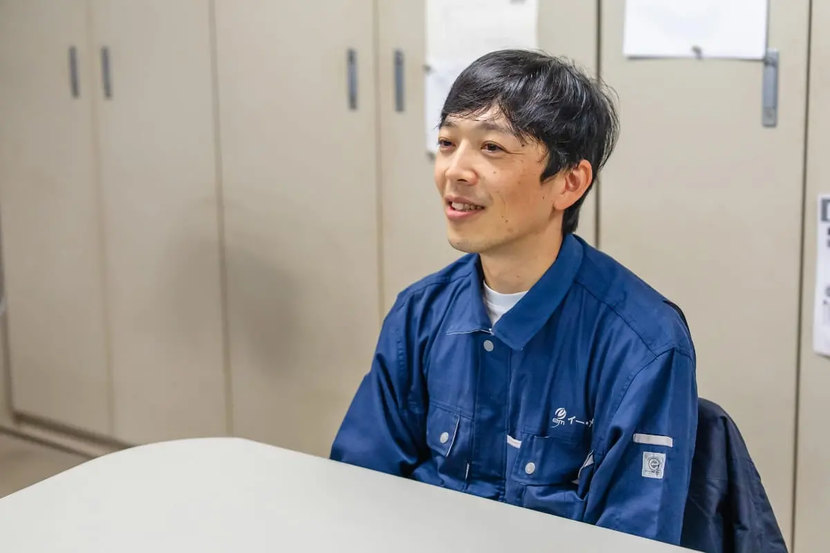 インタビューを受ける作業員