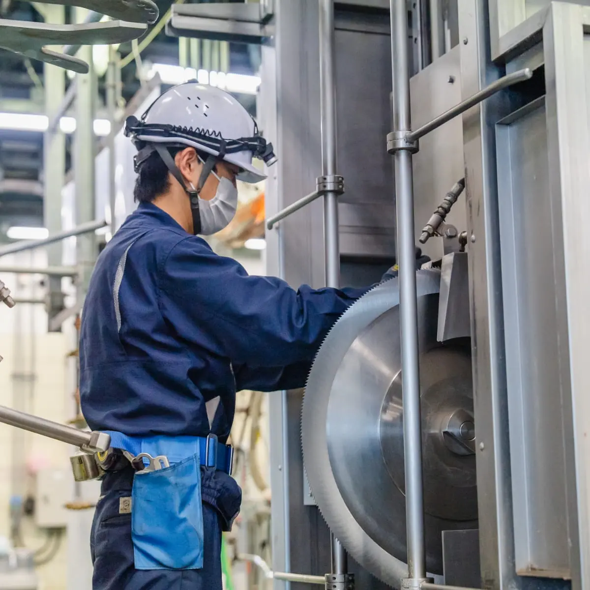 設備点検を行う作業員