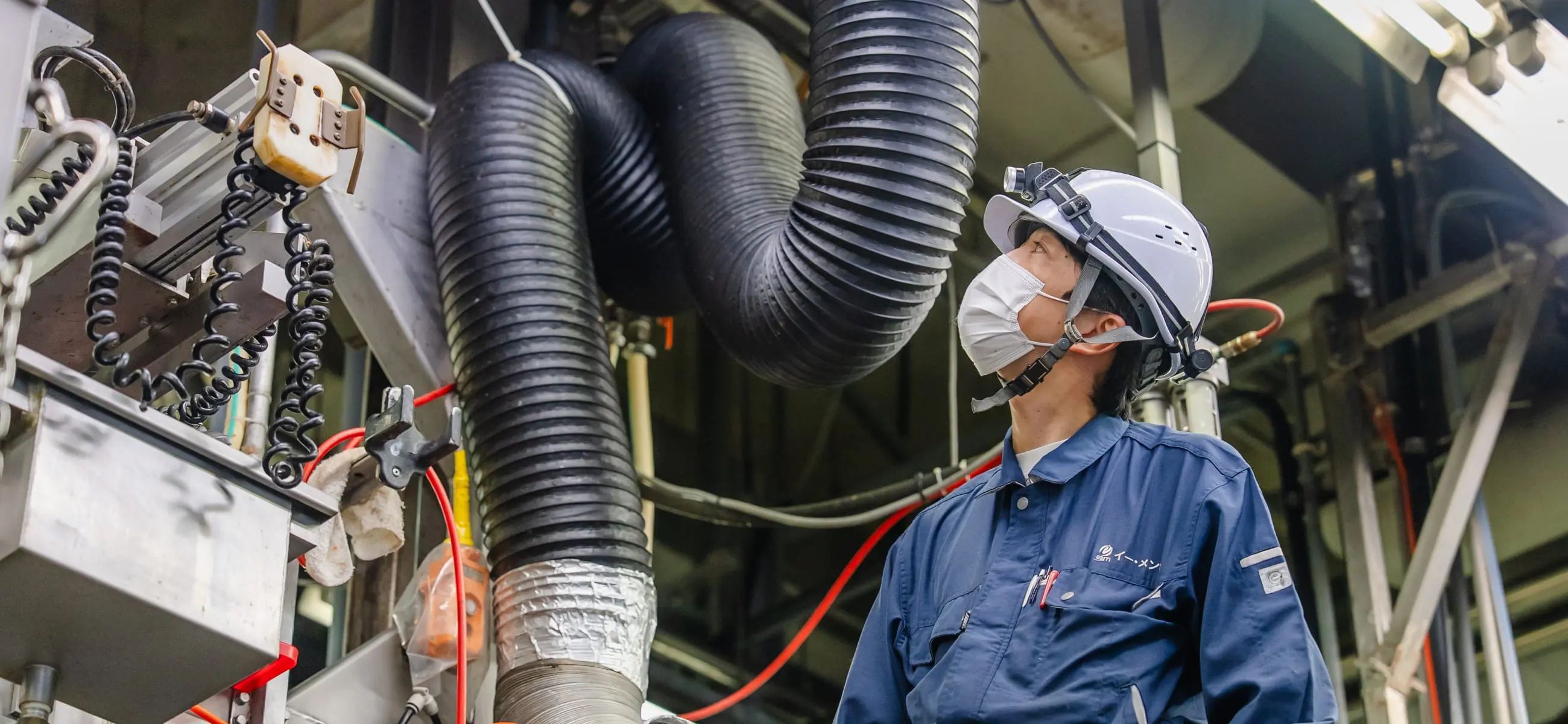 設備点検を行う作業員